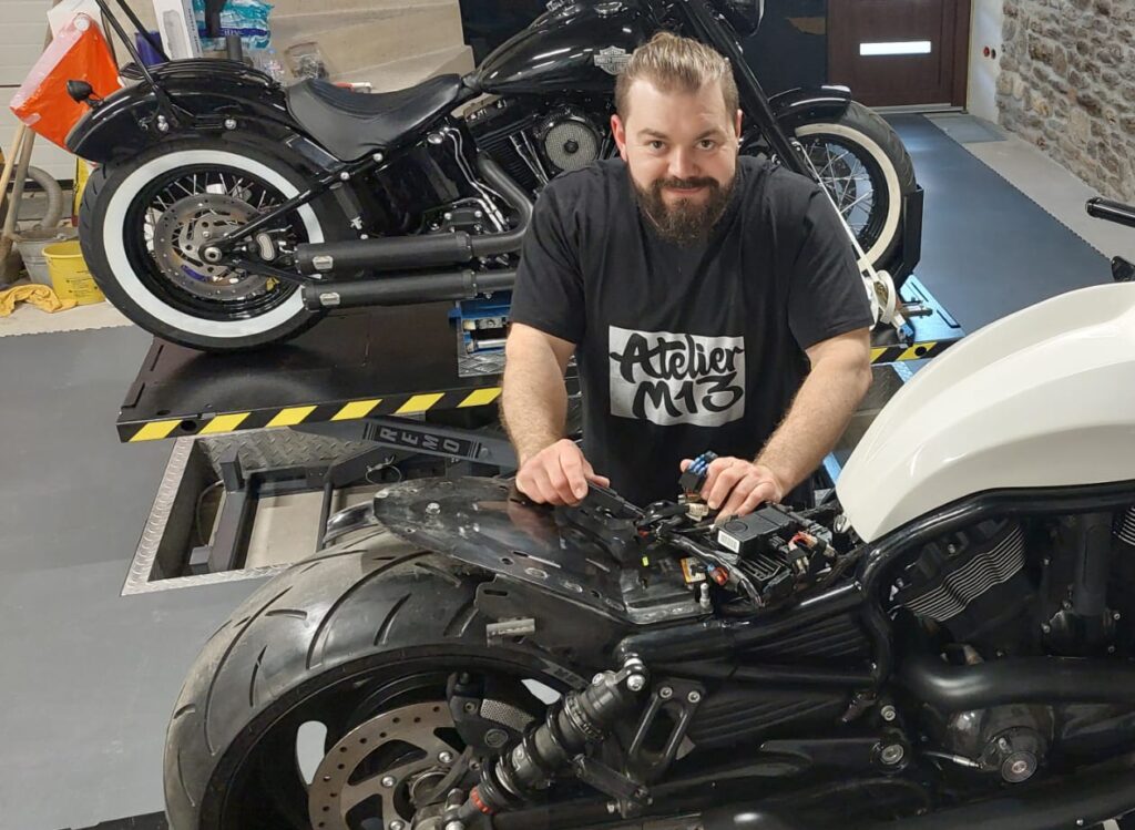 Manu, Entrepreneur soutenu par microlux dans son atelier de customisation de motos Harley-Davidson